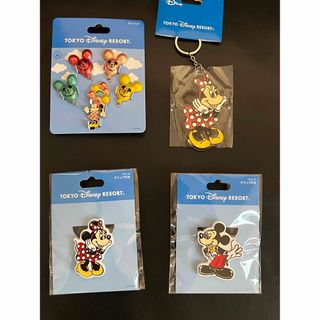 ディズニー(Disney)の★新品　約60%オフ！ディズニー　ミッキー　ミニー　バッチ＆キーホルダーセット(その他)