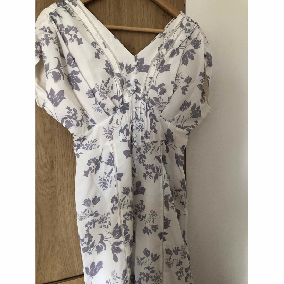 お買い得の通販 タグ付き新品herlipto Royal Garden Floral Dress