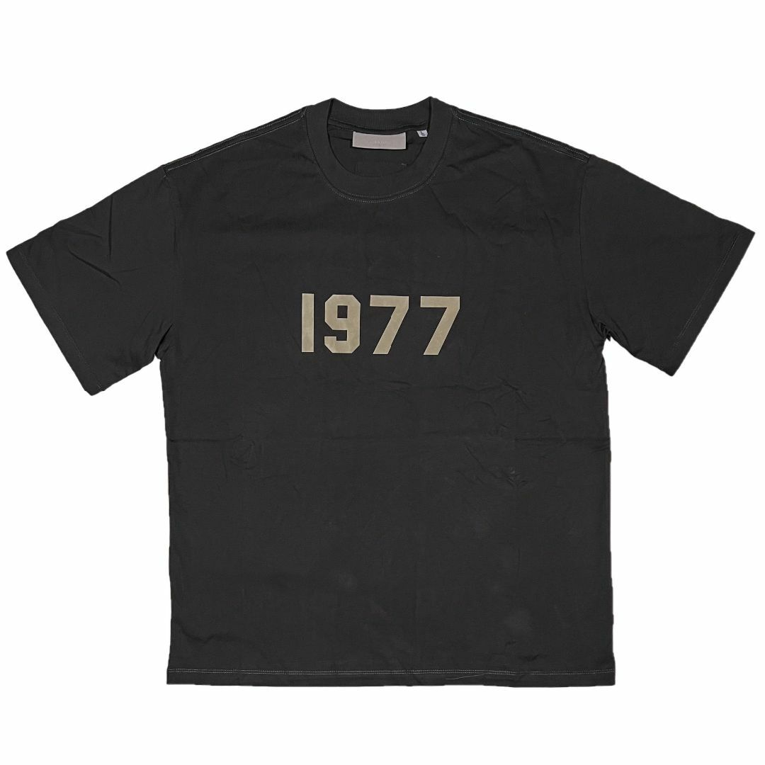 FEAR OF GOD(フィアオブゴッド)のFOG エッセンシャルズ 1977ロゴ 半袖 Tシャツ ブラック M メンズのトップス(Tシャツ/カットソー(半袖/袖なし))の商品写真