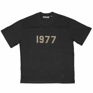 フィアオブゴッド(FEAR OF GOD)のFOG エッセンシャルズ 1977ロゴ 半袖 Tシャツ ブラック M(Tシャツ/カットソー(半袖/袖なし))