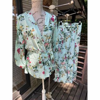 ベルシュカ(Bershka)のベルシュカ　セットアップ　花柄　着物　ガウン　ワイドパンツ　スリットパンツ(その他)