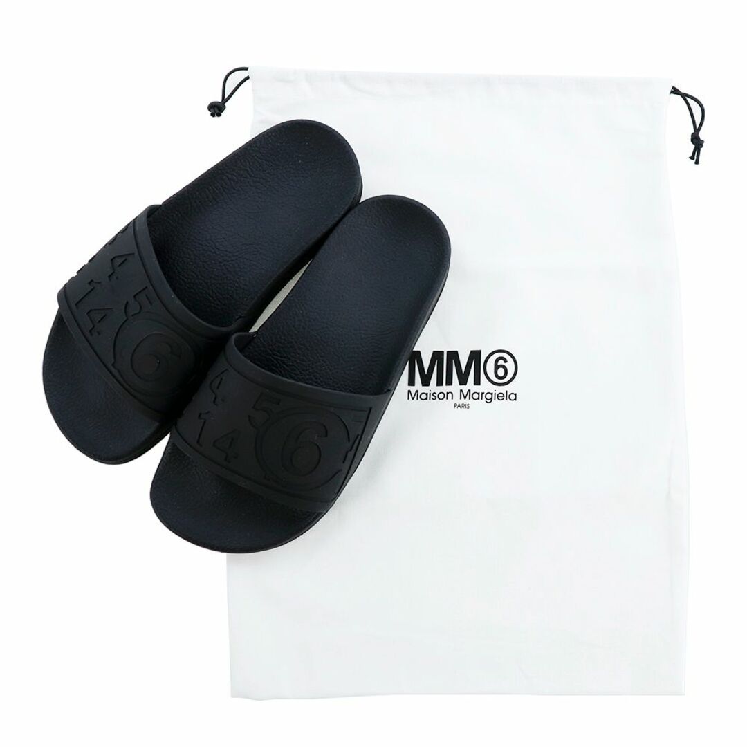 MM6(エムエムシックス)のエムエム6 メゾンマルジェラ シャワーサンダル ブラック ラバー 型押し 黒色 レディースの靴/シューズ(サンダル)の商品写真
