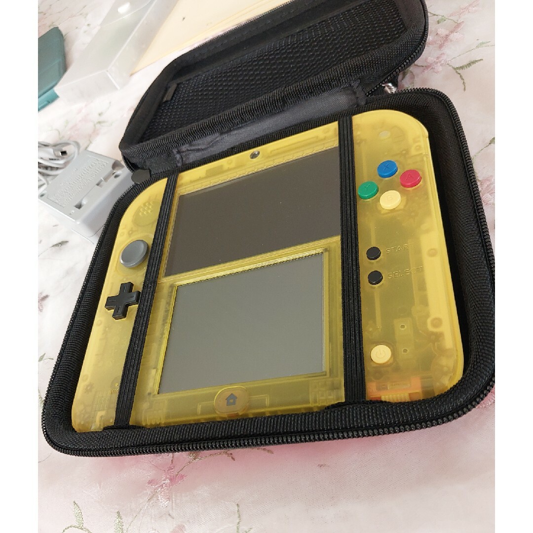 ニンテンドー2DS(ニンテンドー2DS)のニンテンドー2DS ピカチュウモデル　セミハードケース、充電器付き エンタメ/ホビーのゲームソフト/ゲーム機本体(携帯用ゲーム機本体)の商品写真