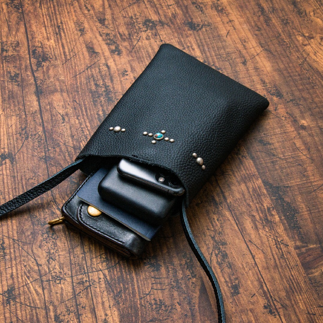 Jinスタッズスマホショルダーブラックターコイズビンテージ メンズのバッグ(ボディーバッグ)の商品写真