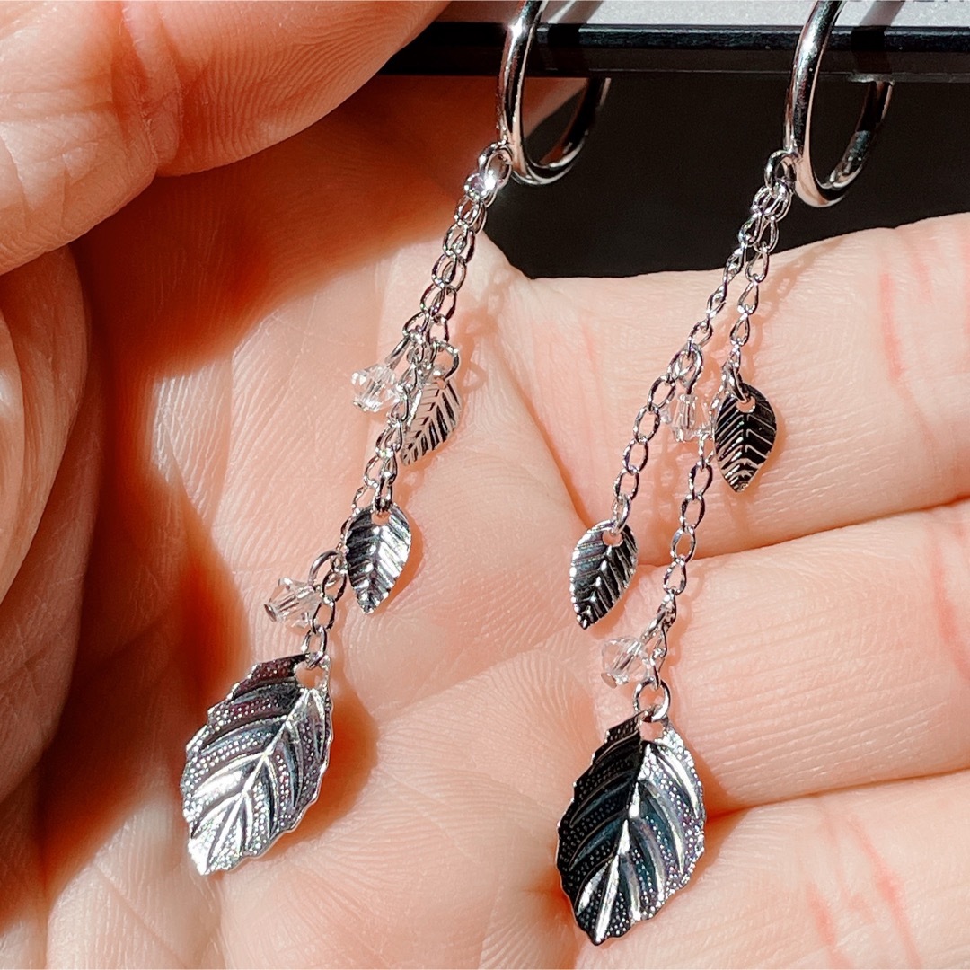 【売り尽くし】手作りイヤリング　スワロフスキーガラスと真鍮葉のフープイヤリング ハンドメイドのアクセサリー(イヤリング)の商品写真
