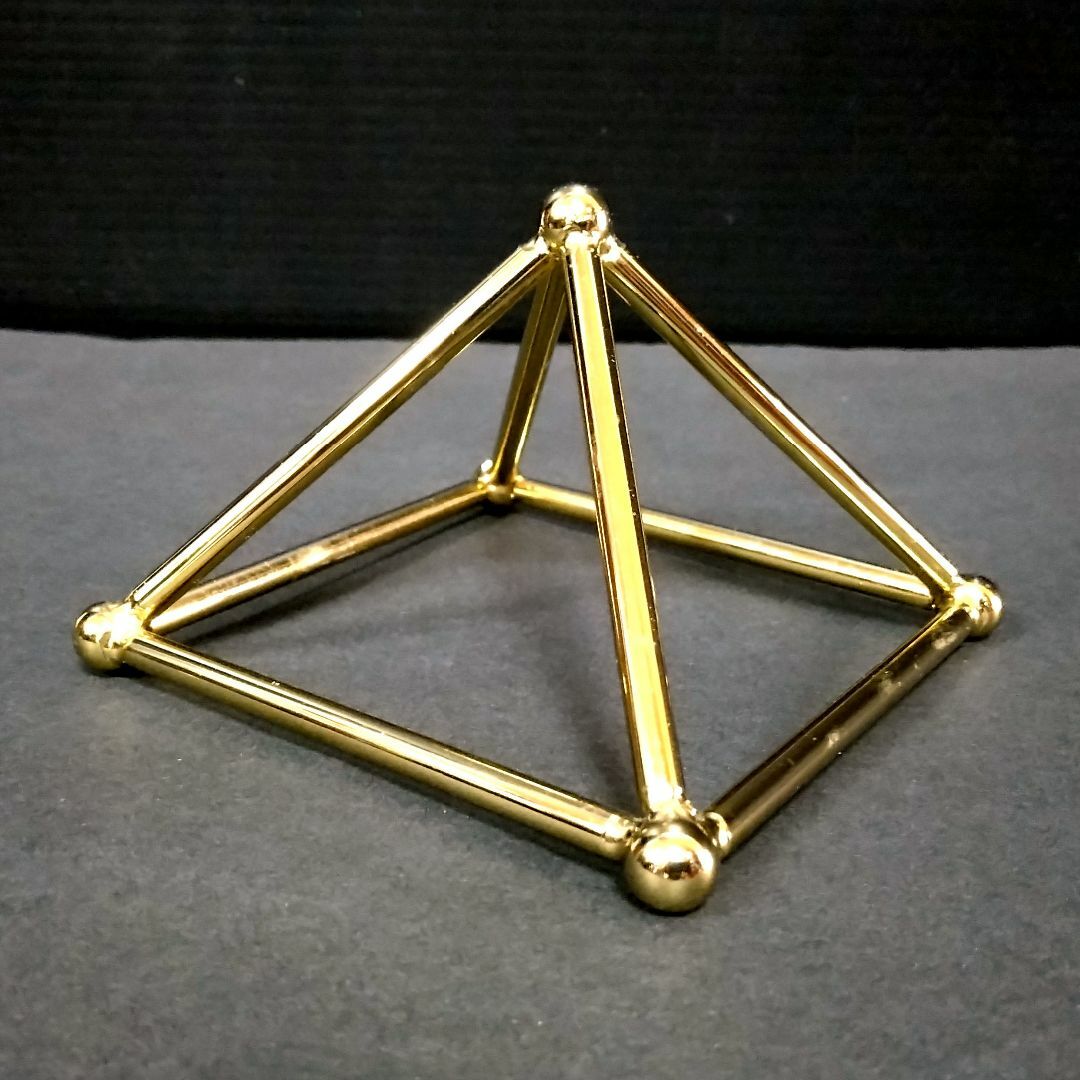 鉄製ピラミッド小（フード,瞑想,宝石,充電用のピラミッド）の通販 by kei's shop｜ラクマ