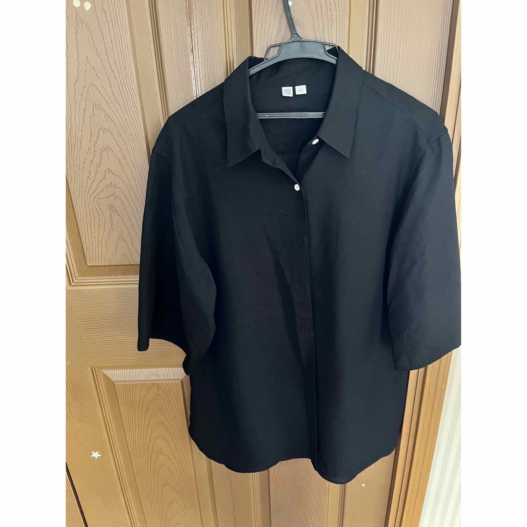UNIQLO(ユニクロ)のユニクロ　半袖シャツ　黒 レディースのトップス(シャツ/ブラウス(半袖/袖なし))の商品写真