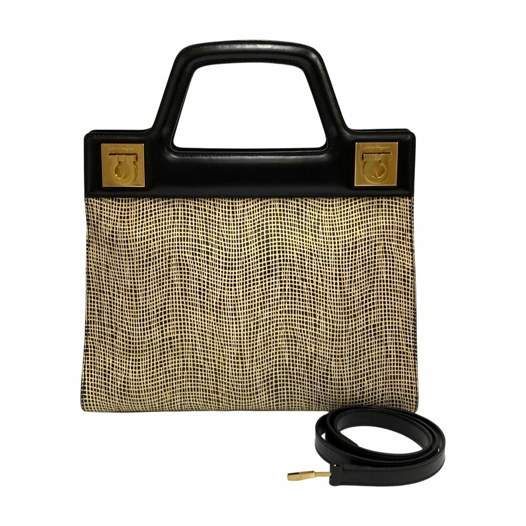 ほぼ未使用 レア Salvatore Ferragamo フェラガモ ガンチーニ 金具