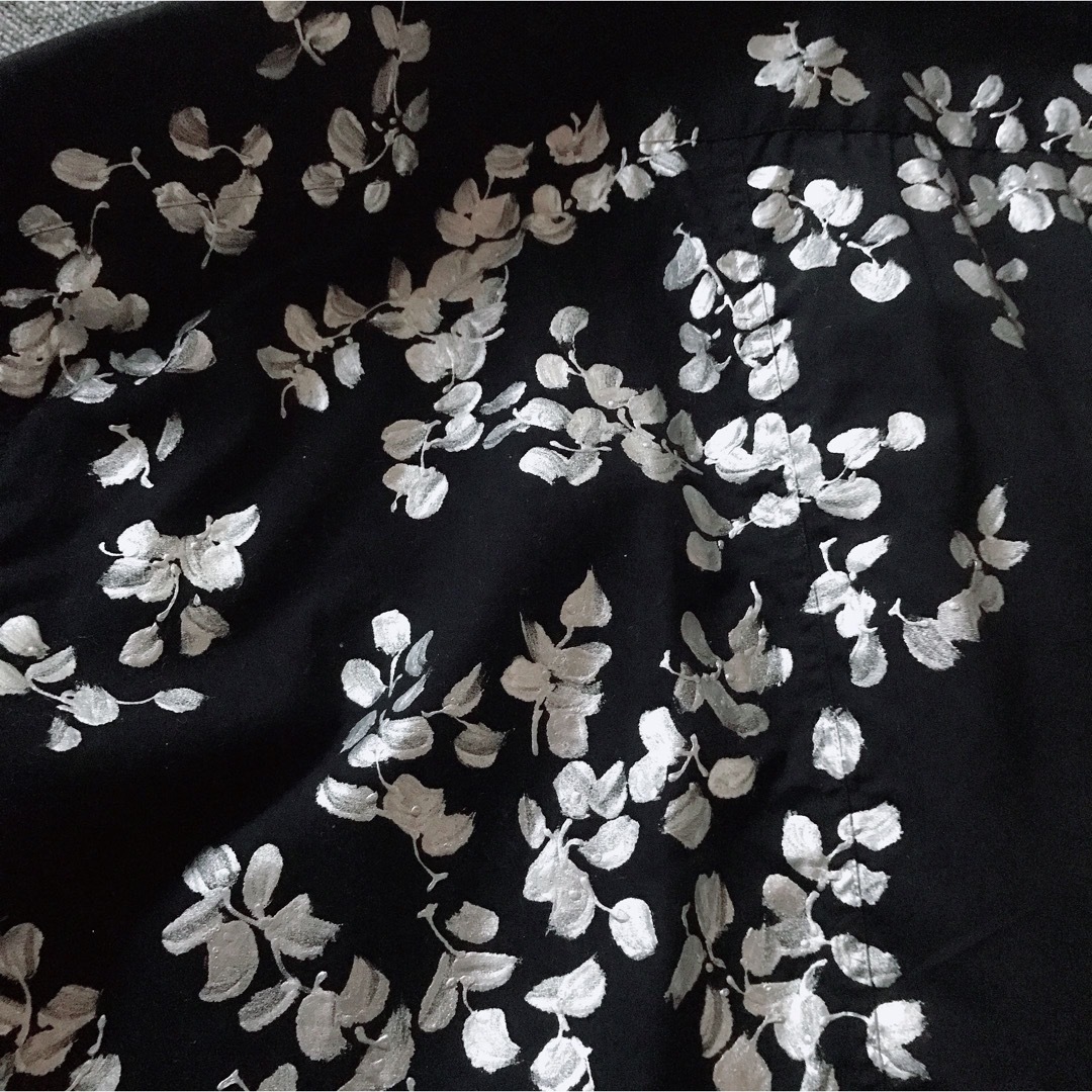 DRIES VAN NOTEN(ドリスヴァンノッテン)のドリスヴァンノッテンの花びらシャツ(黒地にシルバーペイント) レディースのトップス(シャツ/ブラウス(長袖/七分))の商品写真