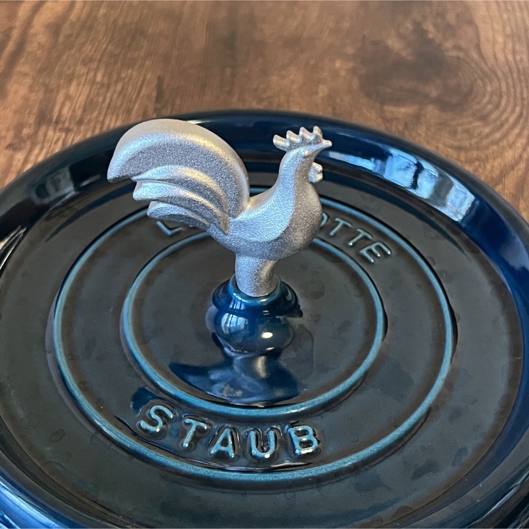 STAUB(ストウブ)の[海外限定/日本未発売] マットシルバー/にわとりノブ STAUB インテリア/住まい/日用品のキッチン/食器(調理道具/製菓道具)の商品写真