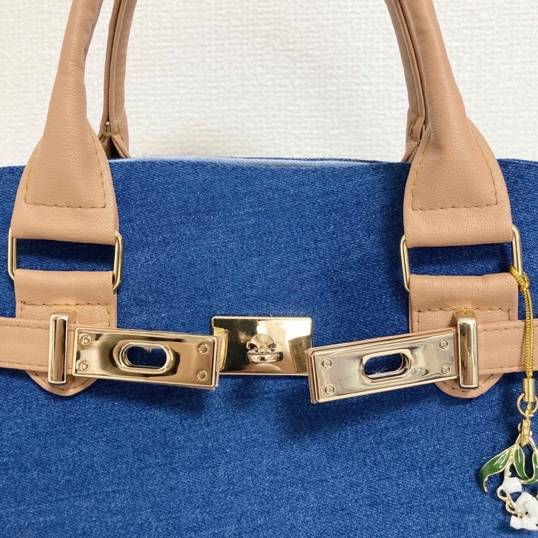 デニムリメイク 2wayトートバッグ 花柄刺繍ワッペン チャーム付き NO.66の通販 by ハンドメイドバック@つくし|ラクマ ハンドメイド デニム 2wayトートバッグ 花柄刺繍ワッペン 専用ページ