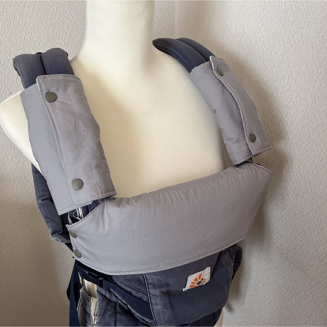 Ergobaby(エルゴベビー)の抱っこ紐よだれカバー＆フードカバーセット　ハンドメイド　リバーシブル　花柄 キッズ/ベビー/マタニティの外出/移動用品(抱っこひも/おんぶひも)の商品写真