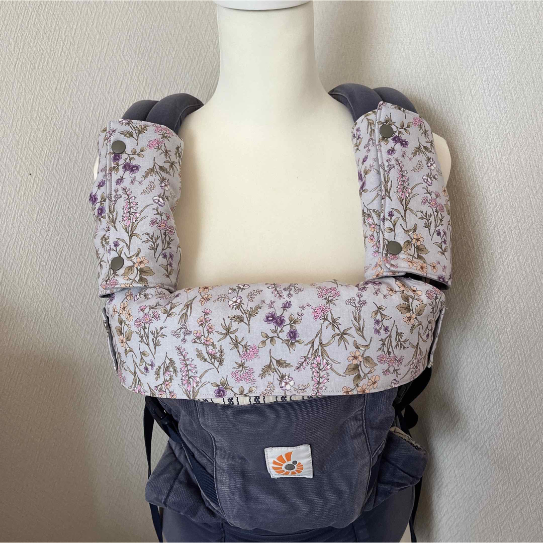 Ergobaby(エルゴベビー)の抱っこ紐よだれカバー＆フードカバーセット　ハンドメイド　リバーシブル　花柄 キッズ/ベビー/マタニティの外出/移動用品(抱っこひも/おんぶひも)の商品写真