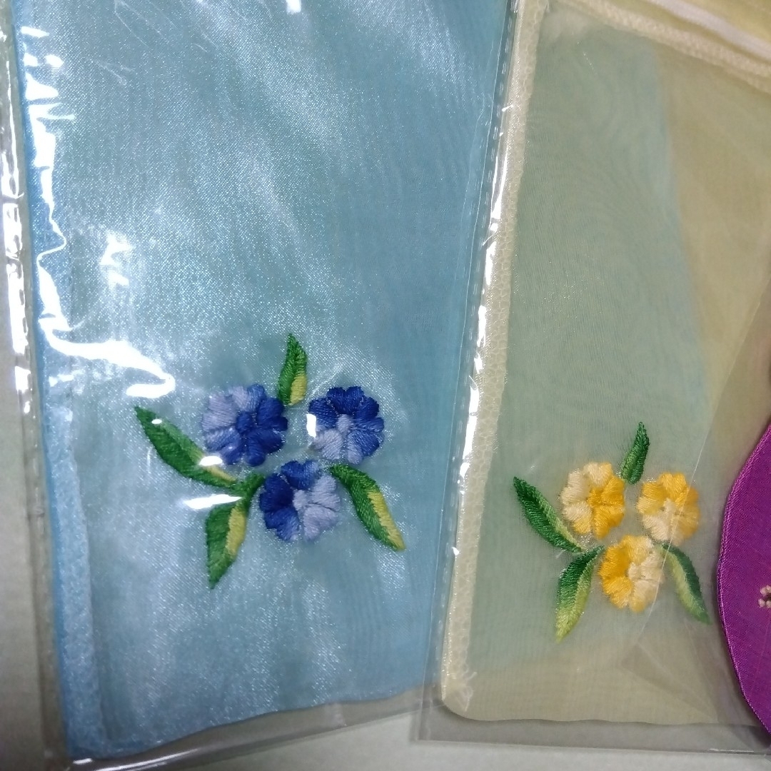 ベトナム刺繍　巾着・ポーチ＋ポケットチーフ レディースのファッション小物(ポーチ)の商品写真
