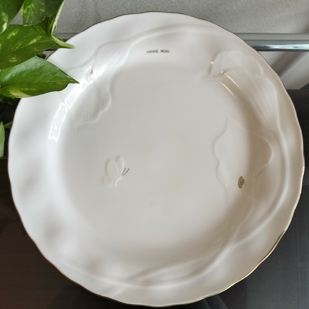 HANAE MORI(ハナエモリ)のHANAE MORI　皿　プレート　白　カラー　大皿 インテリア/住まい/日用品のキッチン/食器(食器)の商品写真