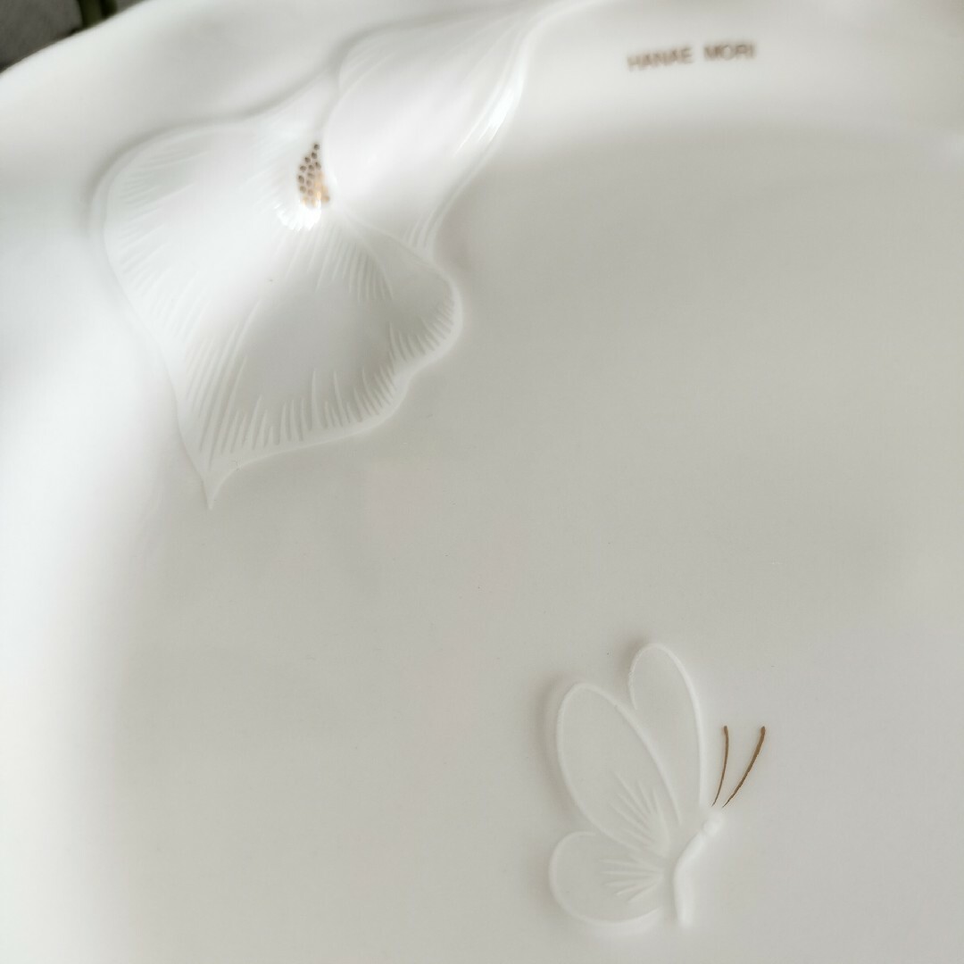 HANAE MORI(ハナエモリ)のHANAE MORI　皿　プレート　白　カラー　大皿 インテリア/住まい/日用品のキッチン/食器(食器)の商品写真