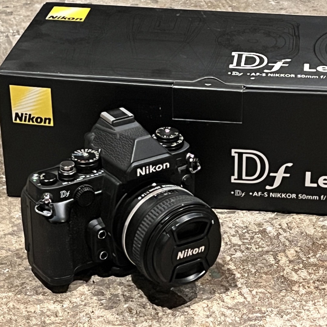 Nikon  FXフォーマットデジタル一眼レフカメラ Df レンズキット BLA