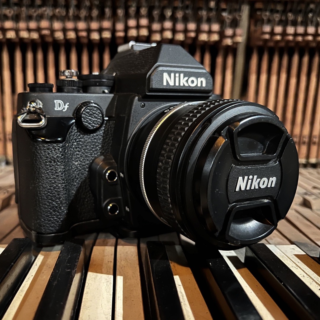 Nikon  FXフォーマットデジタル一眼レフカメラ Df レンズキット BLA有付属レンズ