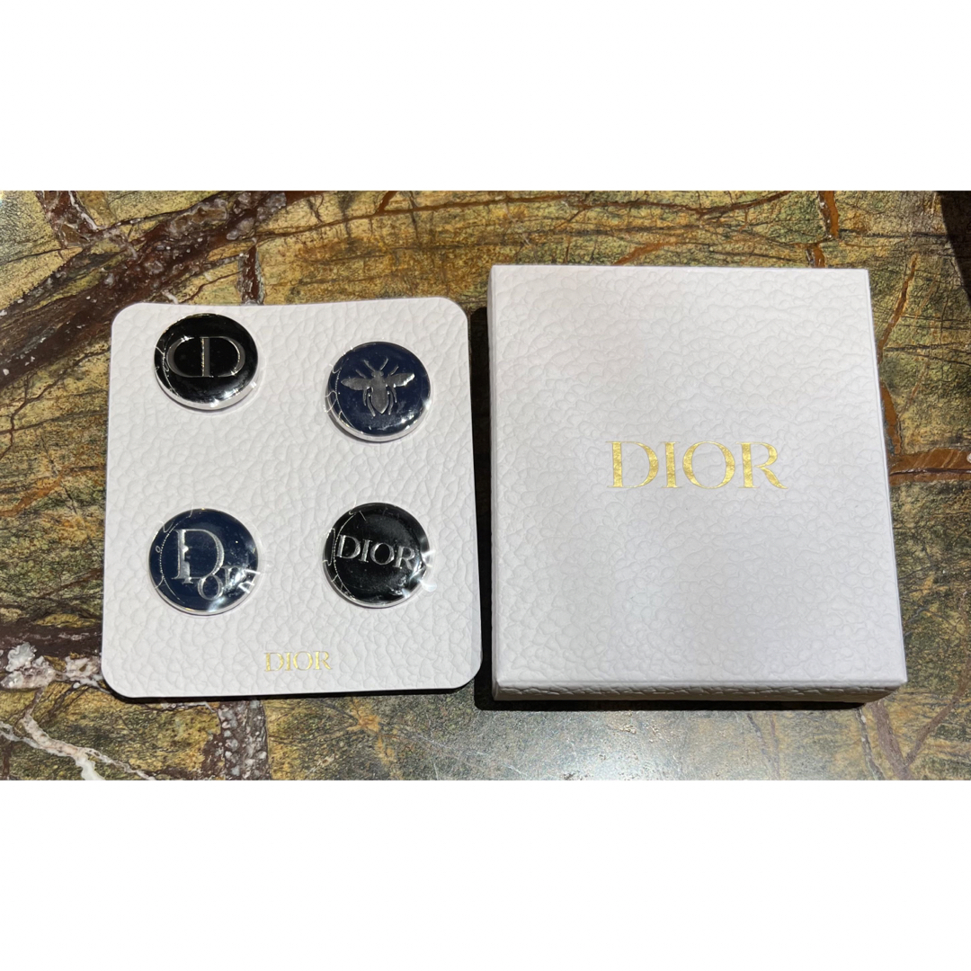 Dior(ディオール)のディオール　Dior シルバー会員　ウエルカムギフト　ノベルティ　ピンズ エンタメ/ホビーのコレクション(ノベルティグッズ)の商品写真