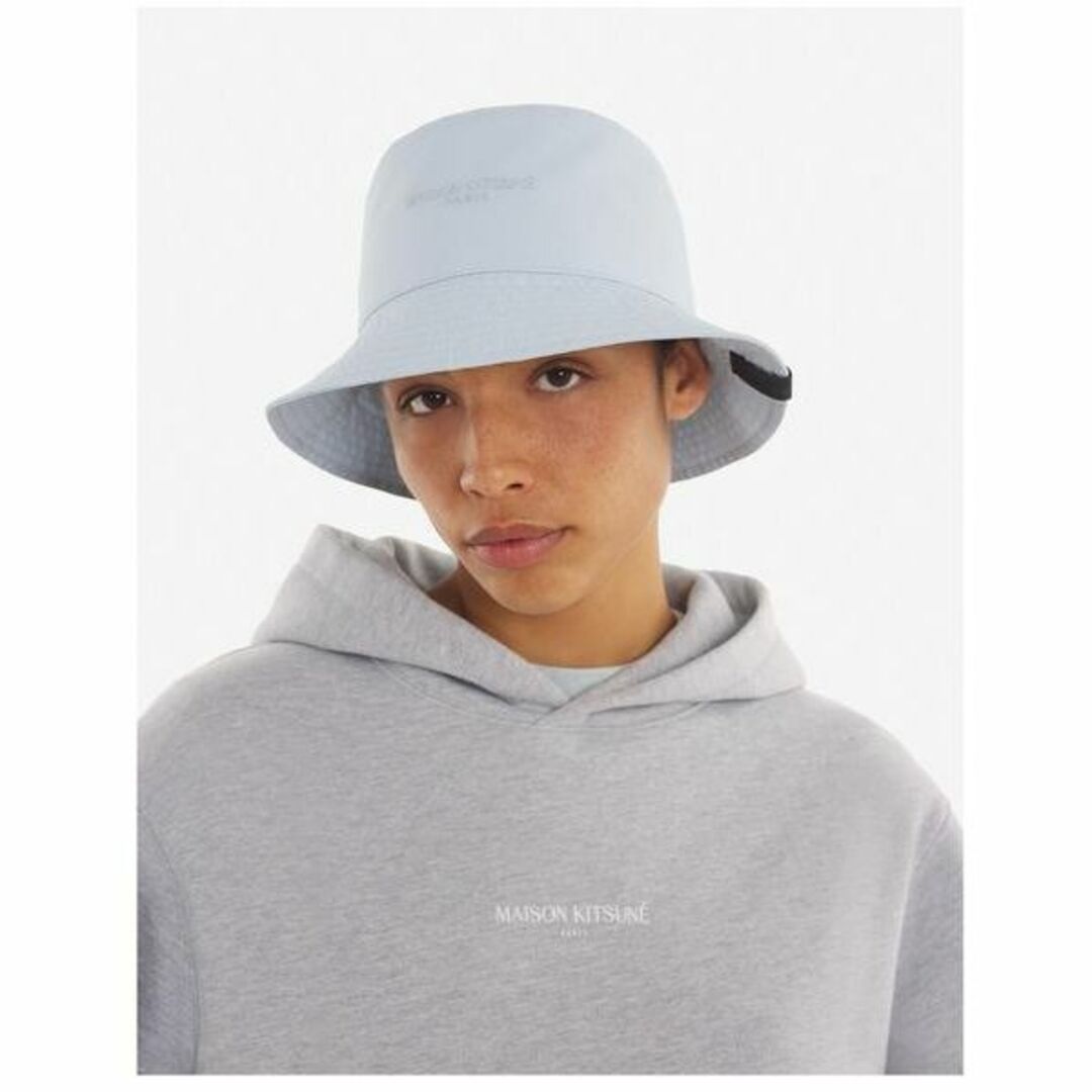 MAISON KITSUNE'(メゾンキツネ)の新品格安 メゾンキツネ テクニカルバケットハット PALE BLUE ML 1 メンズの帽子(ハット)の商品写真