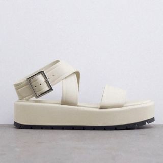 ザラ(ZARA)のZARA バックル付きフラットレザーサンダル　エクリュ　新品　完売　¥7990(サンダル)