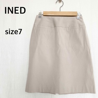 イネド(INED)のINED イネド　ベージュ　スリット入り　スカート　日本製　サイズ7(ひざ丈スカート)