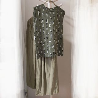 ユニクロ(UNIQLO)の2枚セット♥ユニクロ ワッシャーサテンスカートパンツ&GUノースリトップス M(ロングスカート)