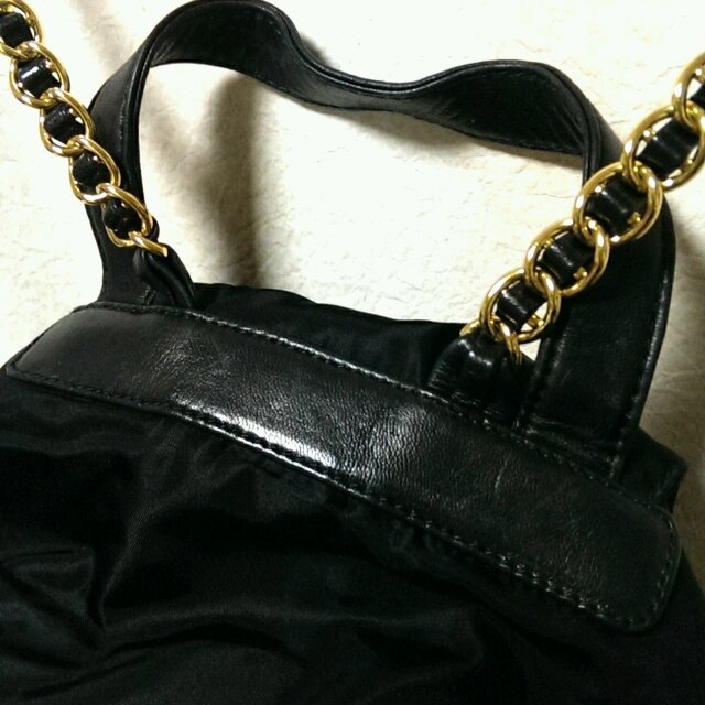 PRADA(プラダ)のＰＲＡＤＡの黒×ゴールドチェーンリュック レディースのバッグ(リュック/バックパック)の商品写真