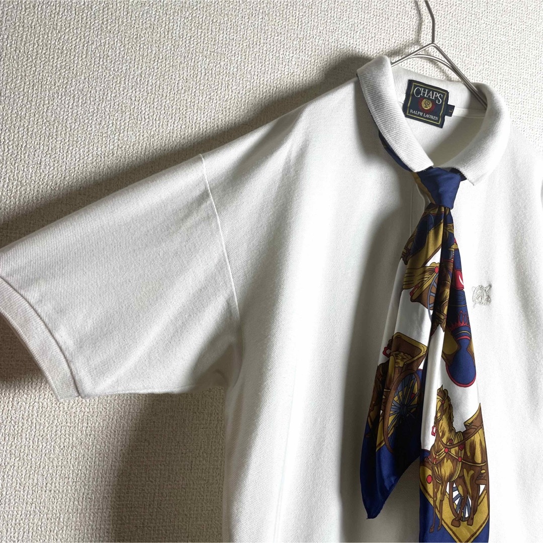 CHAPS(チャップス)の【ポロシャツ　CHAPS   スカーフ　シルク　ワンポイント　刺繍　白　古着】 メンズのトップス(ポロシャツ)の商品写真