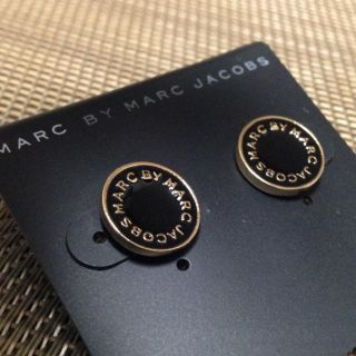 マークバイマークジェイコブス(MARC BY MARC JACOBS)の新品 マーク ピアス 黒(ピアス)