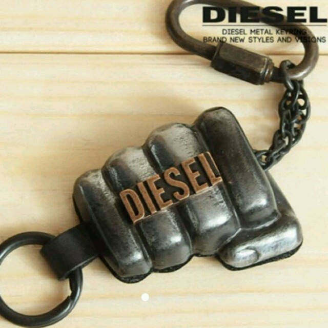 DIESEL(ディーゼル)の新品！値下げ！プレゼントにも♪DIESELロゴプレート 拳モチーフ キーリング メンズのファッション小物(キーホルダー)の商品写真