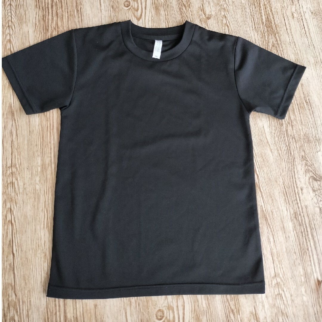 黒いTシャツ　140 キッズ/ベビー/マタニティのキッズ服男の子用(90cm~)(Tシャツ/カットソー)の商品写真