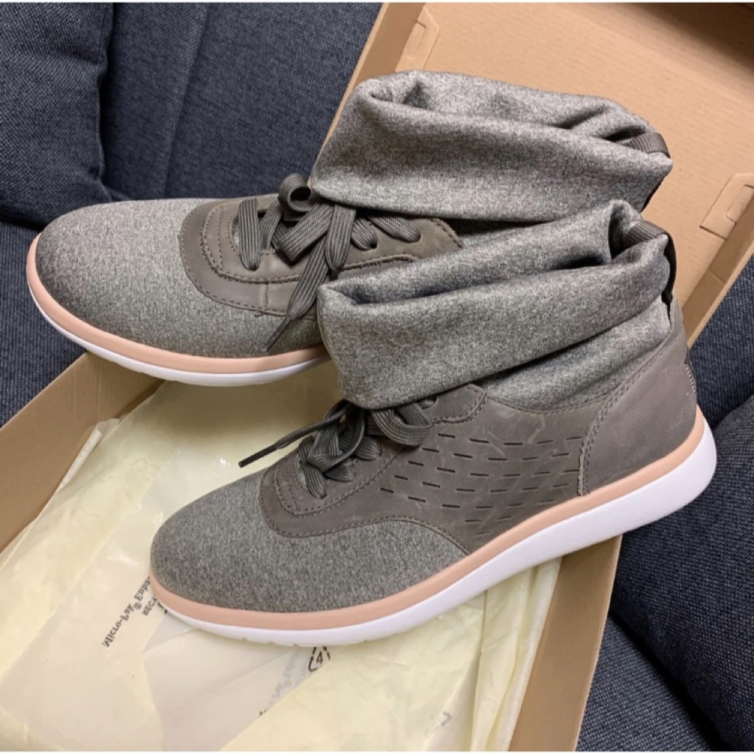 UGG(アグ)の新品未使用　箱付き　[アグ] スニーカー W ISLAY レディース レディースの靴/シューズ(スニーカー)の商品写真