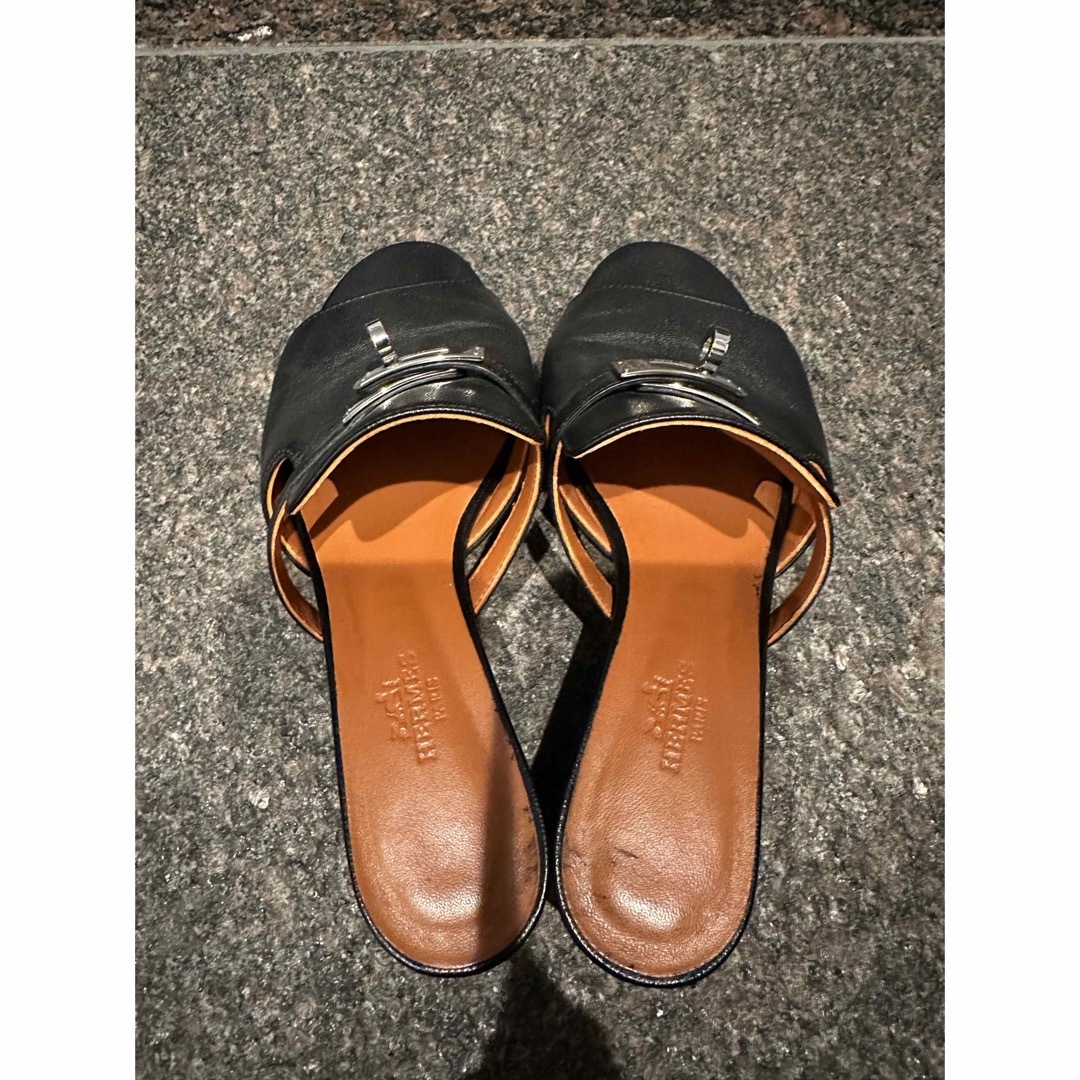 Hermes(エルメス)のエルメス✨サンダルキャンディ🍊ブラック×シルバー金具ケリー レディースの靴/シューズ(サンダル)の商品写真