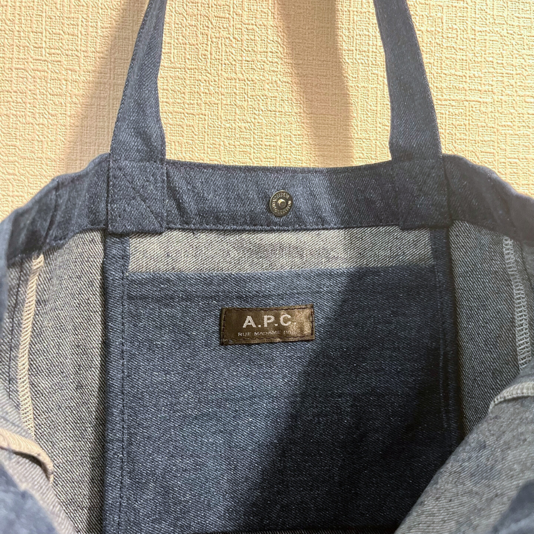 A.P.C(アーペーセー)の【未使用 タグ付】アーペーセー デニム ロゴ トートバッグ ショッピングバッグ  メンズのバッグ(トートバッグ)の商品写真