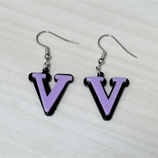 V v イニシャル ピアス なかなか見ない文字だと思います。 紫 パープル(ピアス)