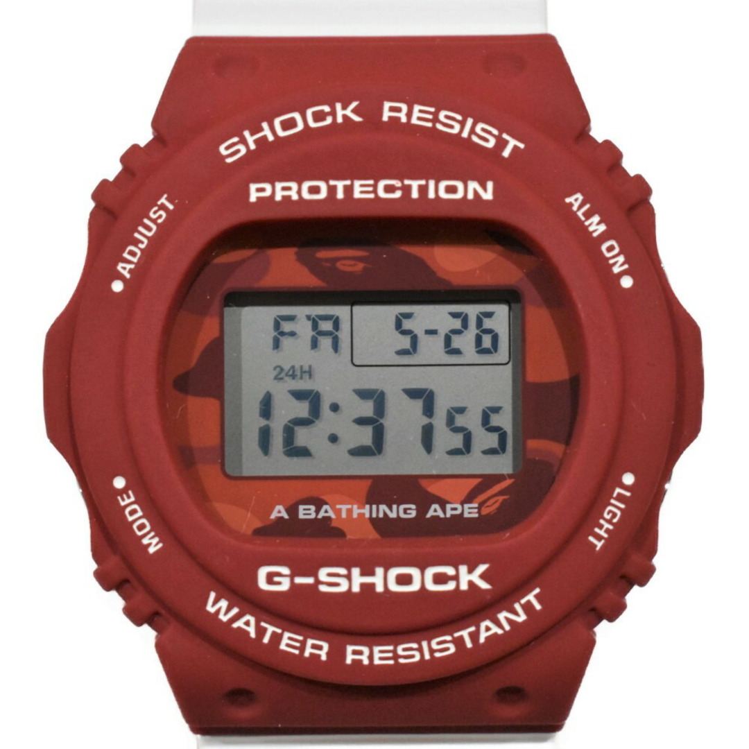 CASIO(カシオ)の【箱・保証書あり】 CASIO
G-SHOCK×A BATHING 　APE DW-5750E-1JF　樹脂バンド　ホワイト×レッド 　クオーツ　 腕時計　アベイシングエイプ　限定　コラボ　メンズ　レディース　ユニセックス【中古】松山久万ノ台店 メンズの時計(腕時計(アナログ))の商品写真