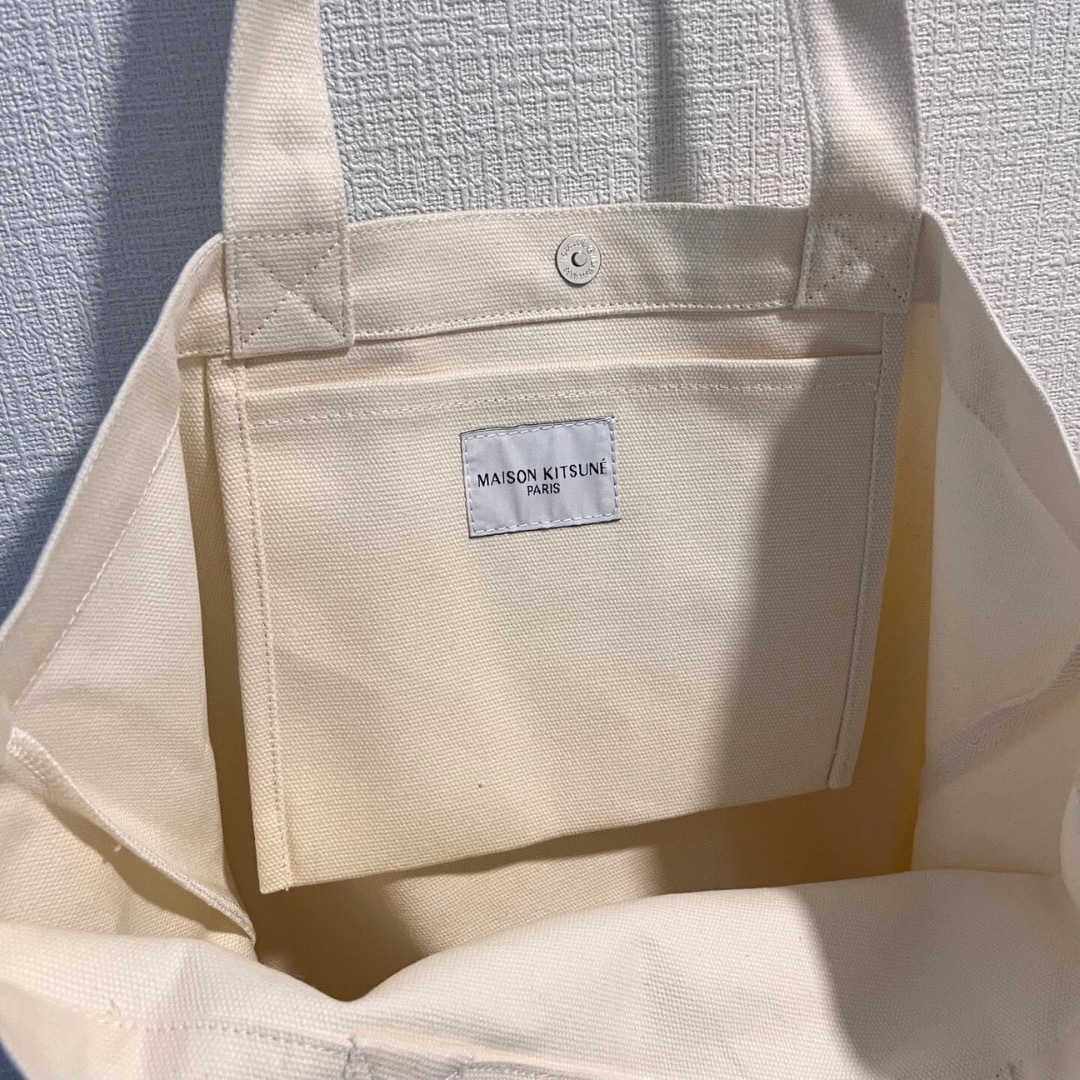 MAISON KITSUNE'(メゾンキツネ)の【未使用 タグ付】メゾンキツネ ベージュ ロゴ トートバッグ  メンズのバッグ(トートバッグ)の商品写真