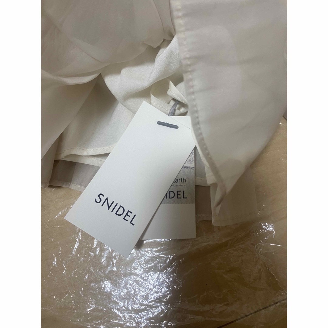SNIDEL(スナイデル)の正規品　snidel ボリュームギャザーフリルオフショルブラウス レディースのトップス(シャツ/ブラウス(半袖/袖なし))の商品写真