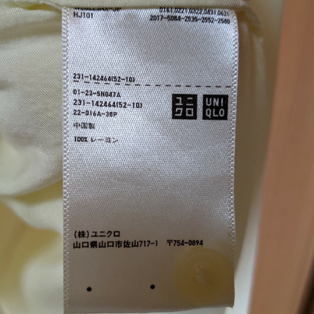 UNIQLO(ユニクロ)のユニクロ　レーヨンシャツ　イエロー レディースのトップス(シャツ/ブラウス(長袖/七分))の商品写真