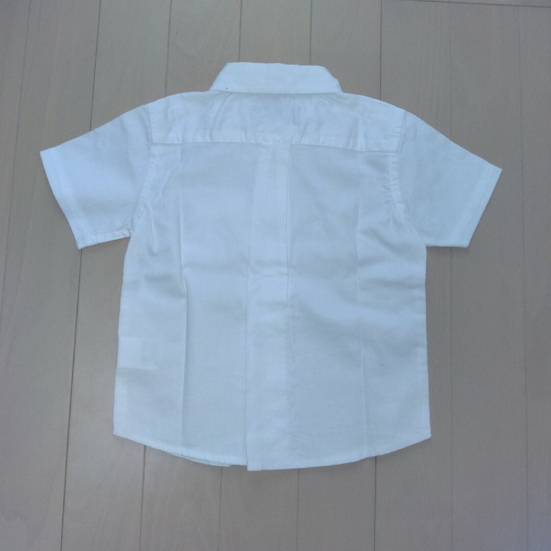 西松屋(ニシマツヤ)の半袖　シャツ　白　90cm キッズ/ベビー/マタニティのキッズ服男の子用(90cm~)(Tシャツ/カットソー)の商品写真