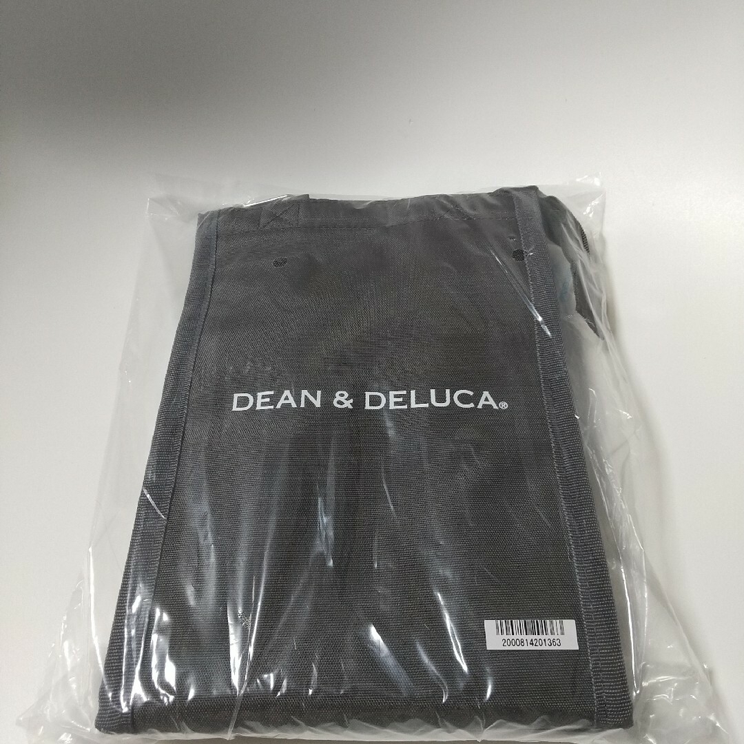 DEAN & DELUCA(ディーンアンドデルーカ)の正規品　ディーン＆デルーカ　DEAN & DELUCA　保冷バッグＳ　グレー　黒 エンタメ/ホビーの雑誌(ファッション)の商品写真