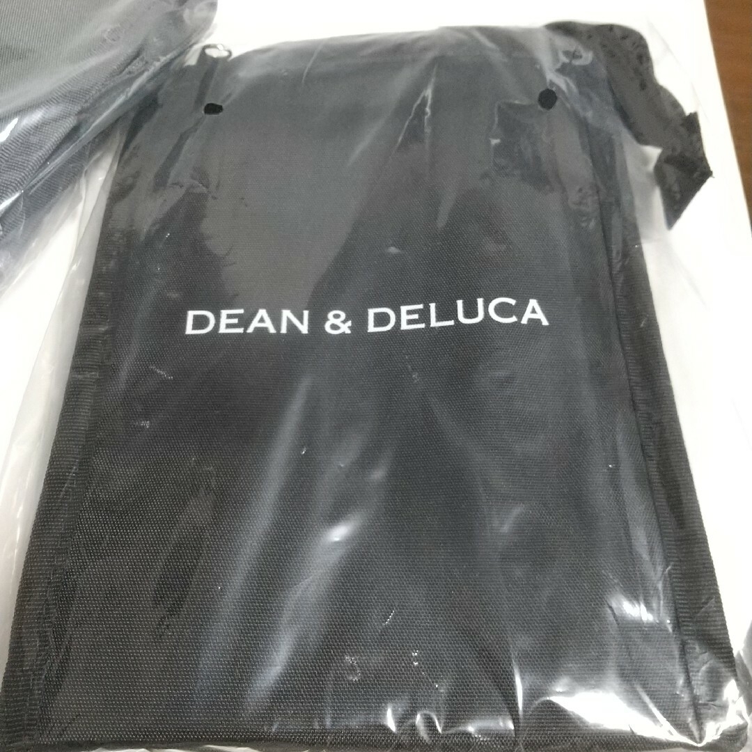 DEAN & DELUCA(ディーンアンドデルーカ)の正規品　ディーン＆デルーカ　DEAN & DELUCA　保冷バッグＳ　グレー　黒 エンタメ/ホビーの雑誌(ファッション)の商品写真