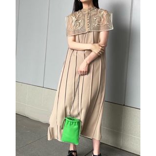 アメリヴィンテージ(Ameri VINTAGE)のAMERI  CASSIE TRAPEZE DRESS ベージュ(ロングワンピース/マキシワンピース)