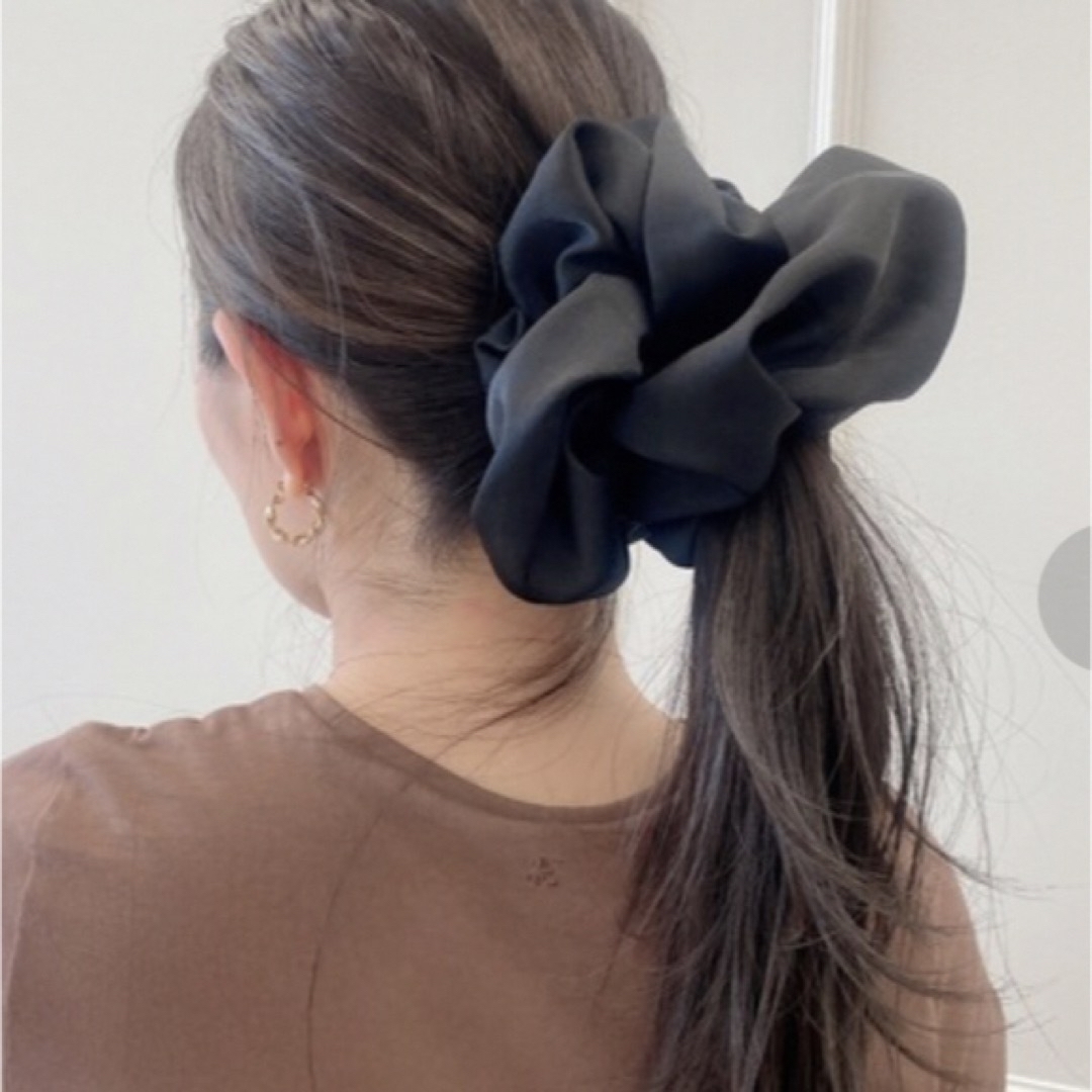 eimy istoire(エイミーイストワール)のSatin Big Scrunchie ビック　シュシュ　ブラック レディースのヘアアクセサリー(ヘアゴム/シュシュ)の商品写真