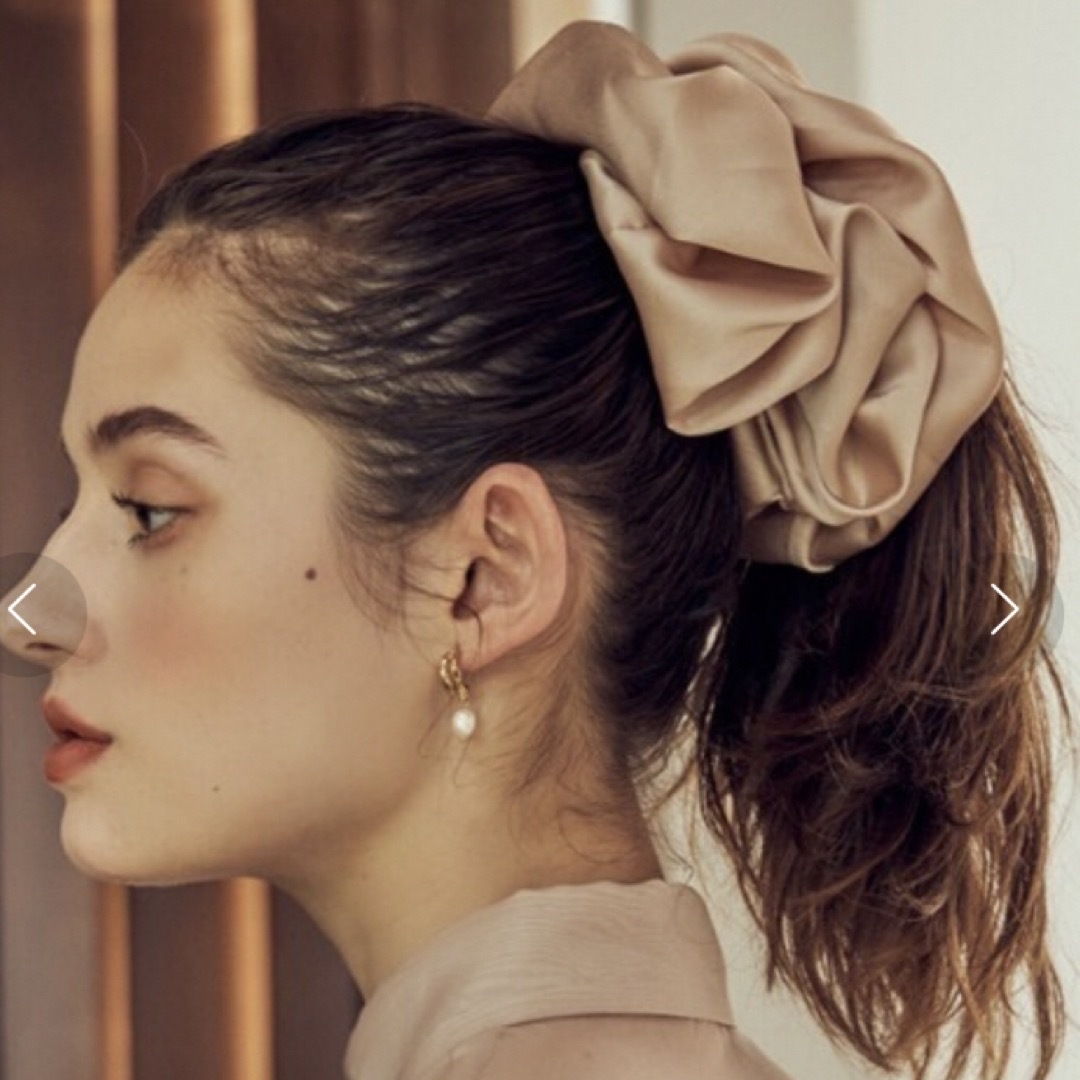 eimy istoire(エイミーイストワール)のSatin Big Scrunchie ビック　シュシュ　ブラック レディースのヘアアクセサリー(ヘアゴム/シュシュ)の商品写真