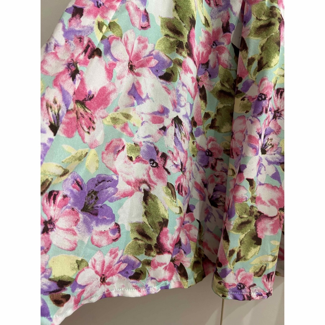 EMSEXCITE(エムズエキサイト)の匿名発送込　エムズエキサイト　ミニ　スカート　花柄　ブルー　ピンク　パープル レディースのスカート(ミニスカート)の商品写真
