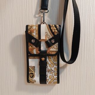 ヴェルサーチ(VERSACE)のヴェルサーチェ ボンテージ バロッコ スマホショルダー ネックホルダー ポーチ(ネックストラップ)