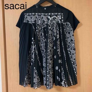 サカイ(sacai)のsacai バンダナプリント プリーツ Tee(シャツ/ブラウス(半袖/袖なし))