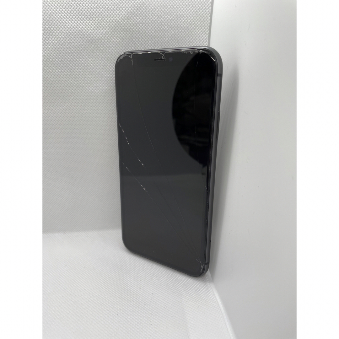 iPhone(アイフォーン)のiPhone 11  ブラック　64GB SIMフリー　ジャンク品 スマホ/家電/カメラのスマートフォン/携帯電話(スマートフォン本体)の商品写真